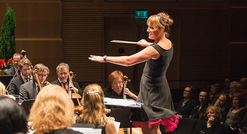 På bilden ser vi Sarah dirigera (leda) Musikaliska Sällskapet i Visbys Jubileumskonsert                          Foto: Magnus Melin