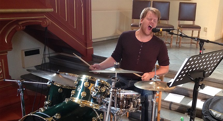 Rasmus spelar och sjunger vid trummorna