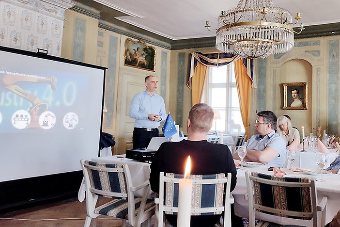 Torsten Ekström föreläser för företagare i stora salen på Djulö Herrgård i Katrineholm.